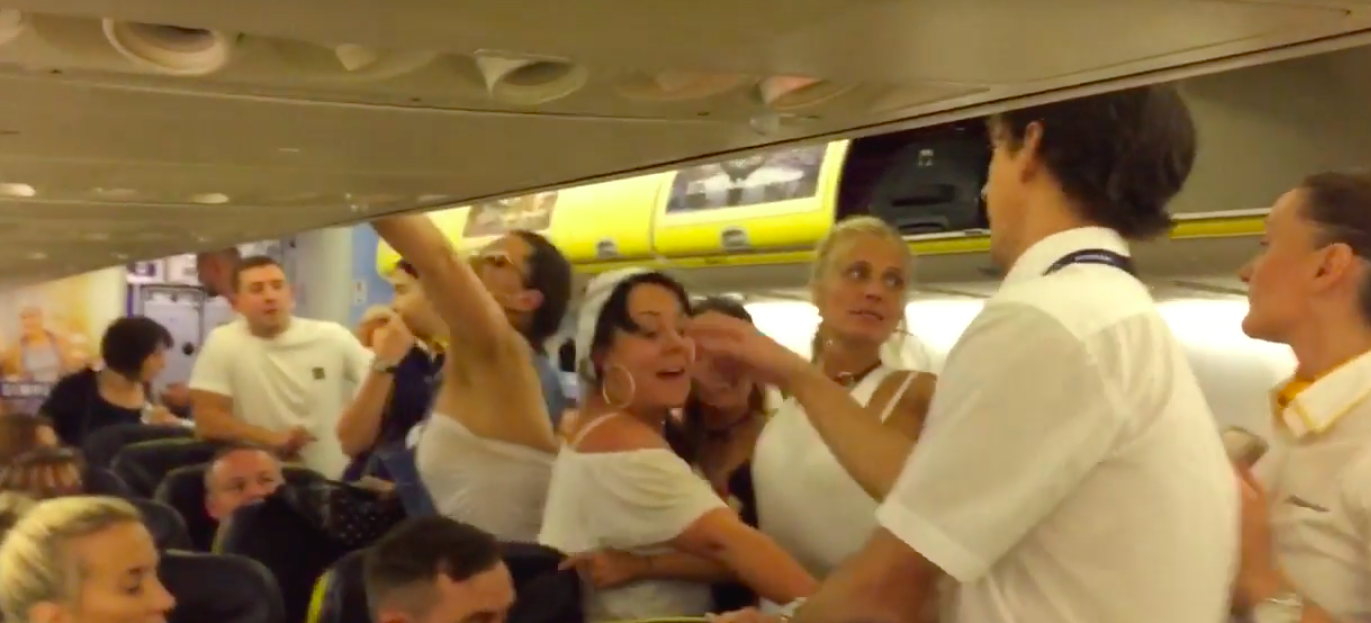 Ryanair echa a una despedida de soltera