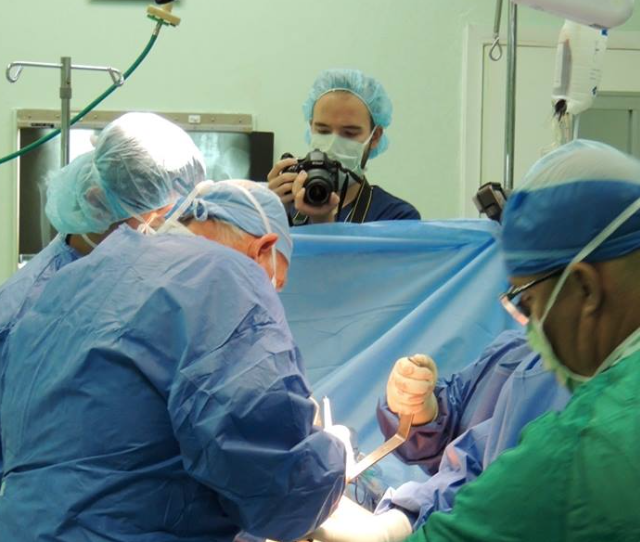 En la sala de operaciones con el equipo de Operation Walk