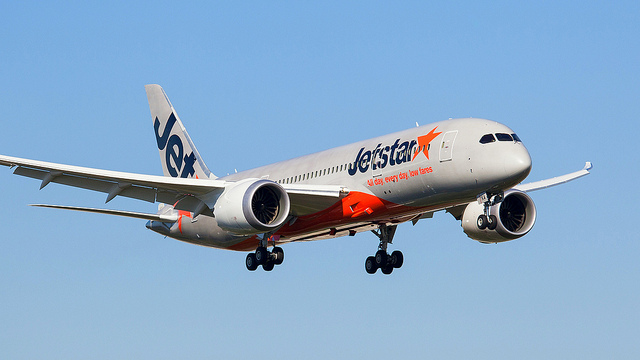 Un avión realiza un aterrizaje de emergencia después de que un empleado se dejara su portapapeles en el motor