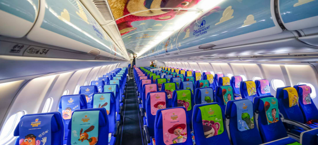 El avión está decorado con los rostros de los personajes