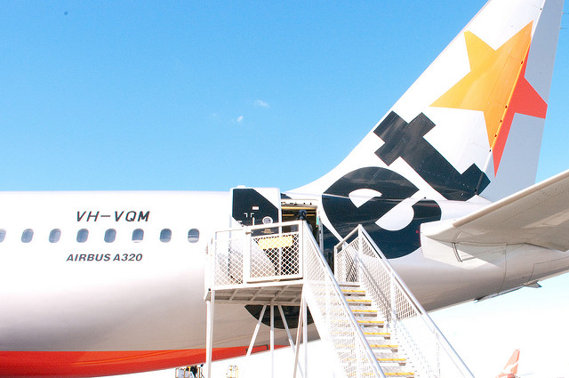 un pasajero se cuela en la pista e intenta abrir la puerta de un avión