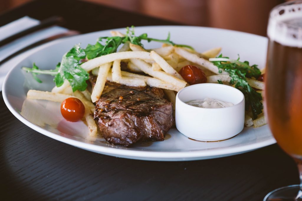 'Steak Frites', uno de los platos más exquisitos de The Grille | Foto de The Grille