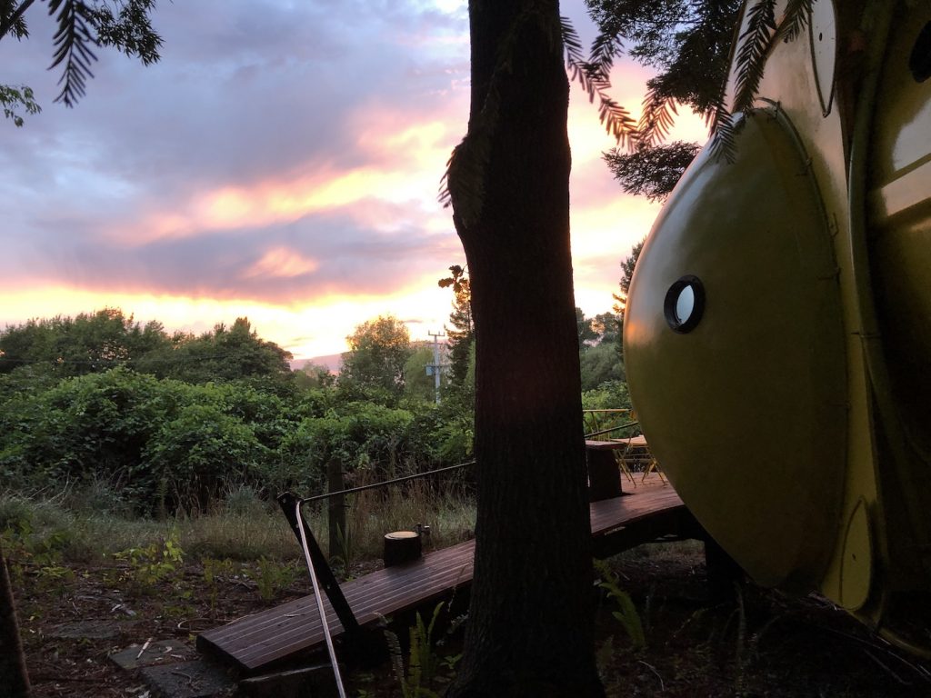 El anochecer desde el submarino amarillo