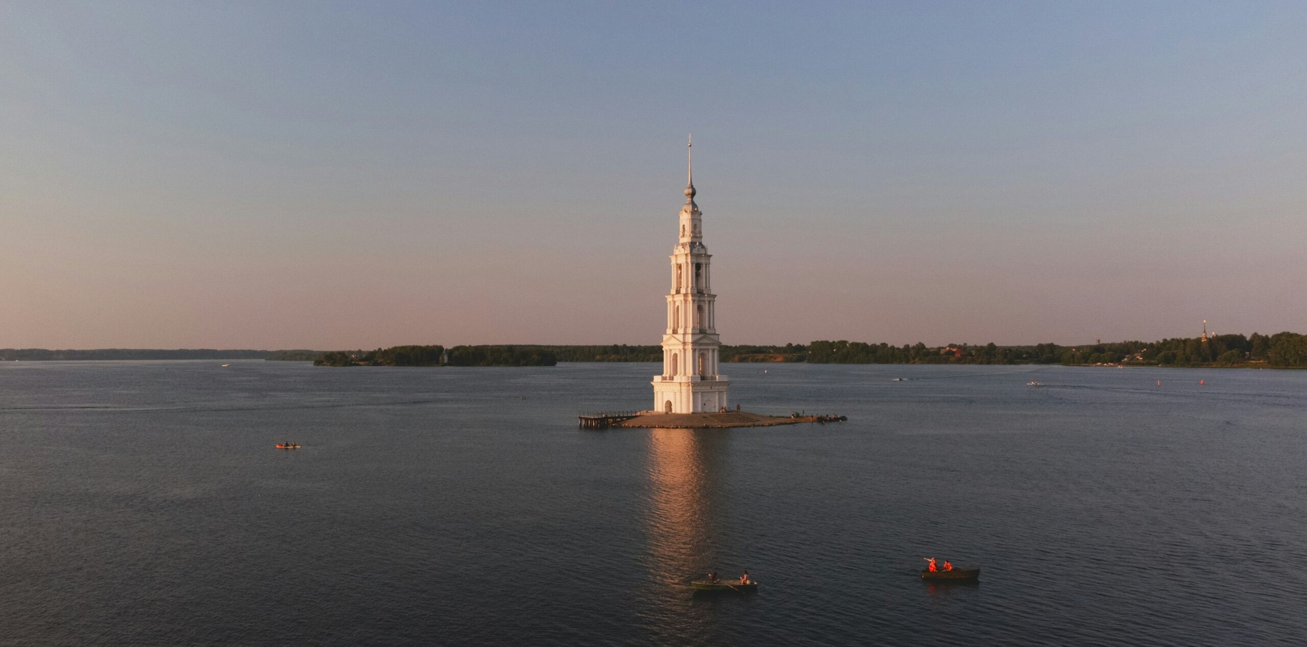 Panorámica de Kalyazin y su emblemática torre campanario en medio del embalse de Uglich. Foto de Unsplash.