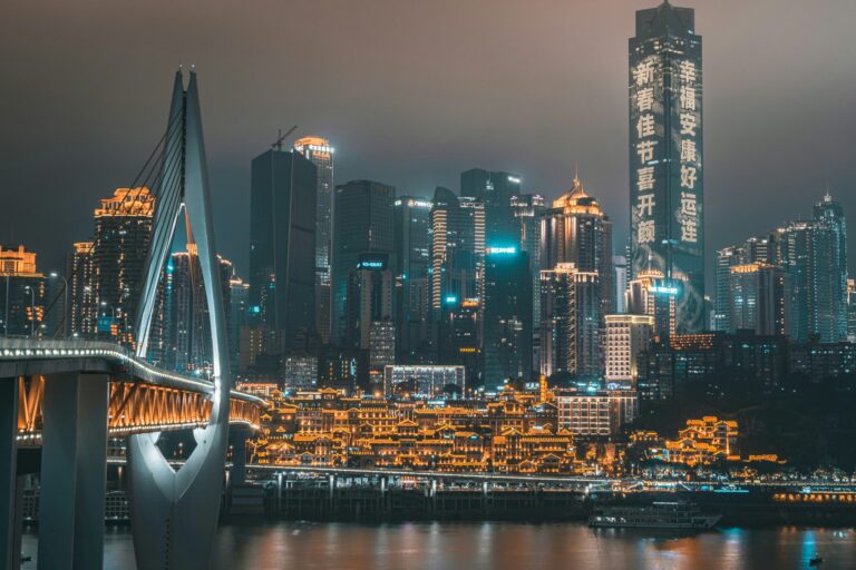 Chongqing de día es impresionante, pero por las noches luce todo su esplendor. Foto de Unsplash.