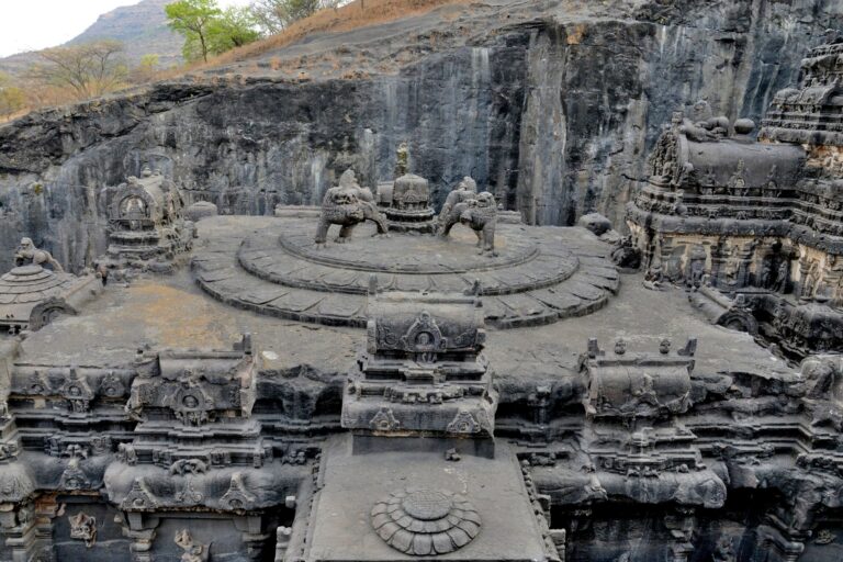 Vista de las detalladas esculturas en la roca y la cubierta del Templo de Kailasa en el complejo de Ellora, India.