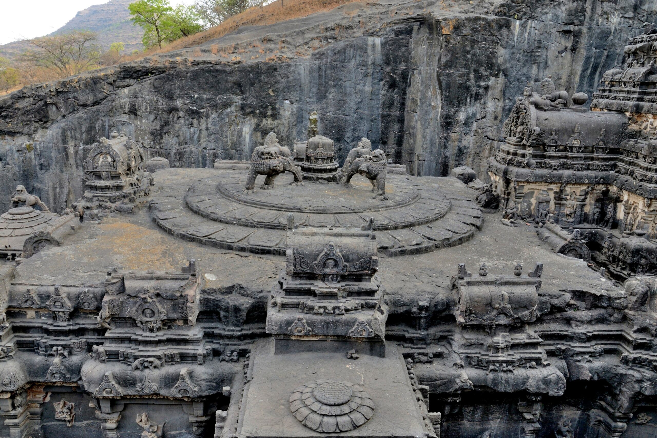 Vista de las detalladas esculturas en la roca y la cubierta del Templo de Kailasa en el complejo de Ellora, India.