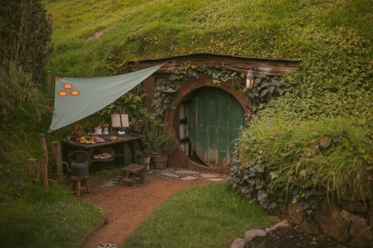 Cabaña de madera en el campo verde de Nueva Zelanda, recordando a la Comarca de Tolkien. Foto de Pexels.