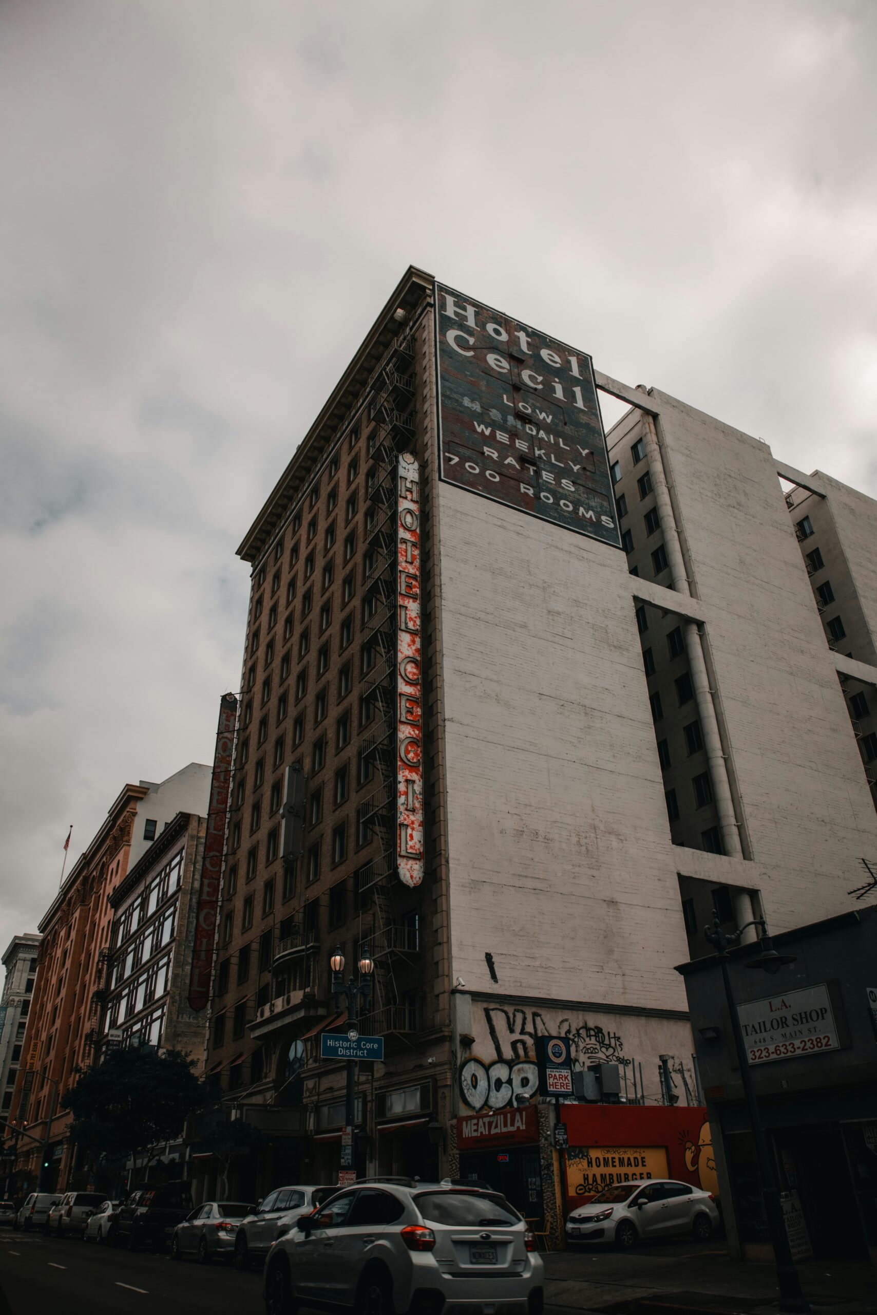 Vista exterior del edificio del Hotel Cecil, conocido por su misterioso e inquietante pasado en Los Ángeles.