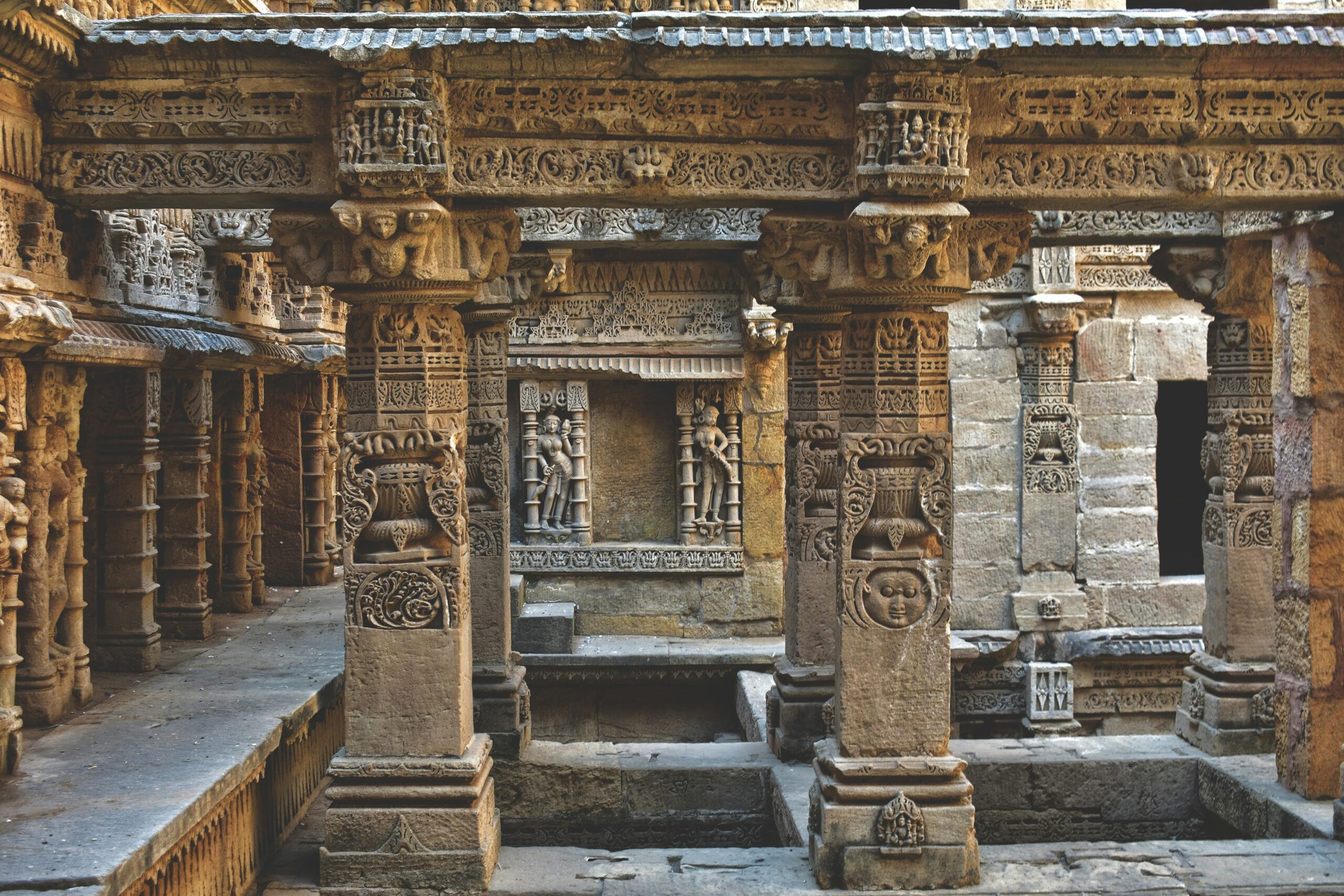 Estructura de piedra con intrincadas tallas y esculturas milenarias en los niveles del pozo escalonado Rani ki Vav.