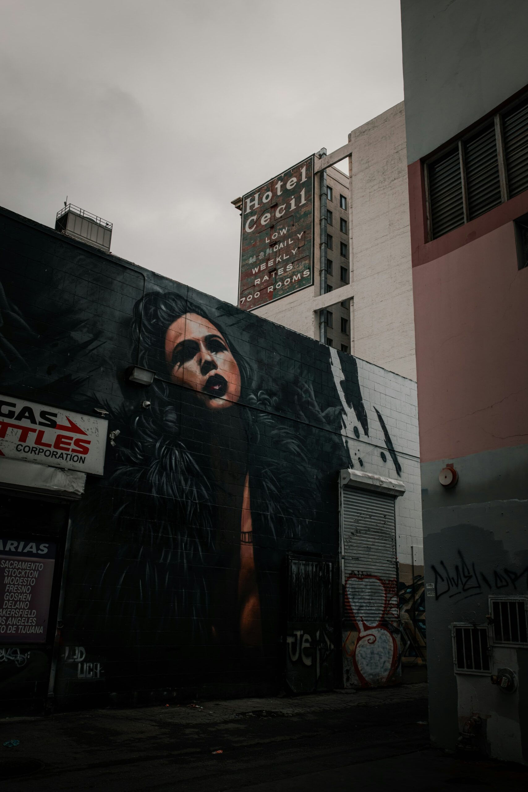 Mural urbano en la fachada de un edificio cercano al Hotel Cecil en las calles de Los Ángeles.
