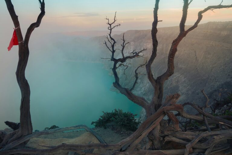 Vista panorámica del lago turquesa y altamente ácido del cráter del volcán Kawah Ijen en Java.