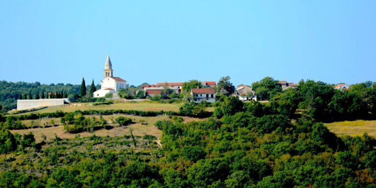 Paisaje de Kringa, la histórica aldea croata asociada con la leyenda del vampiro Jure Grando.