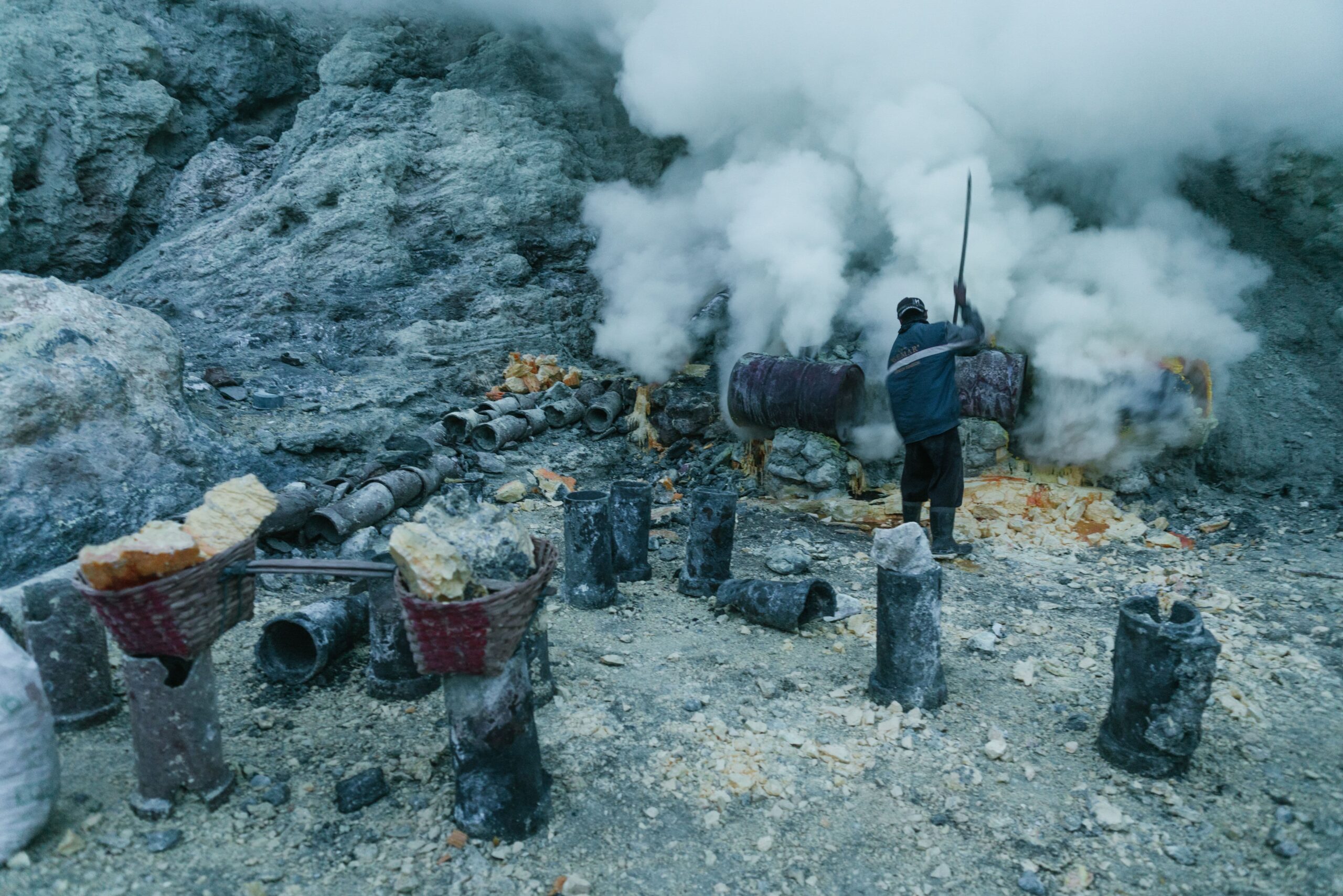 Minero local extrayendo bloques de azufre en las orillas humeantes del volcán Kawah Ijen.