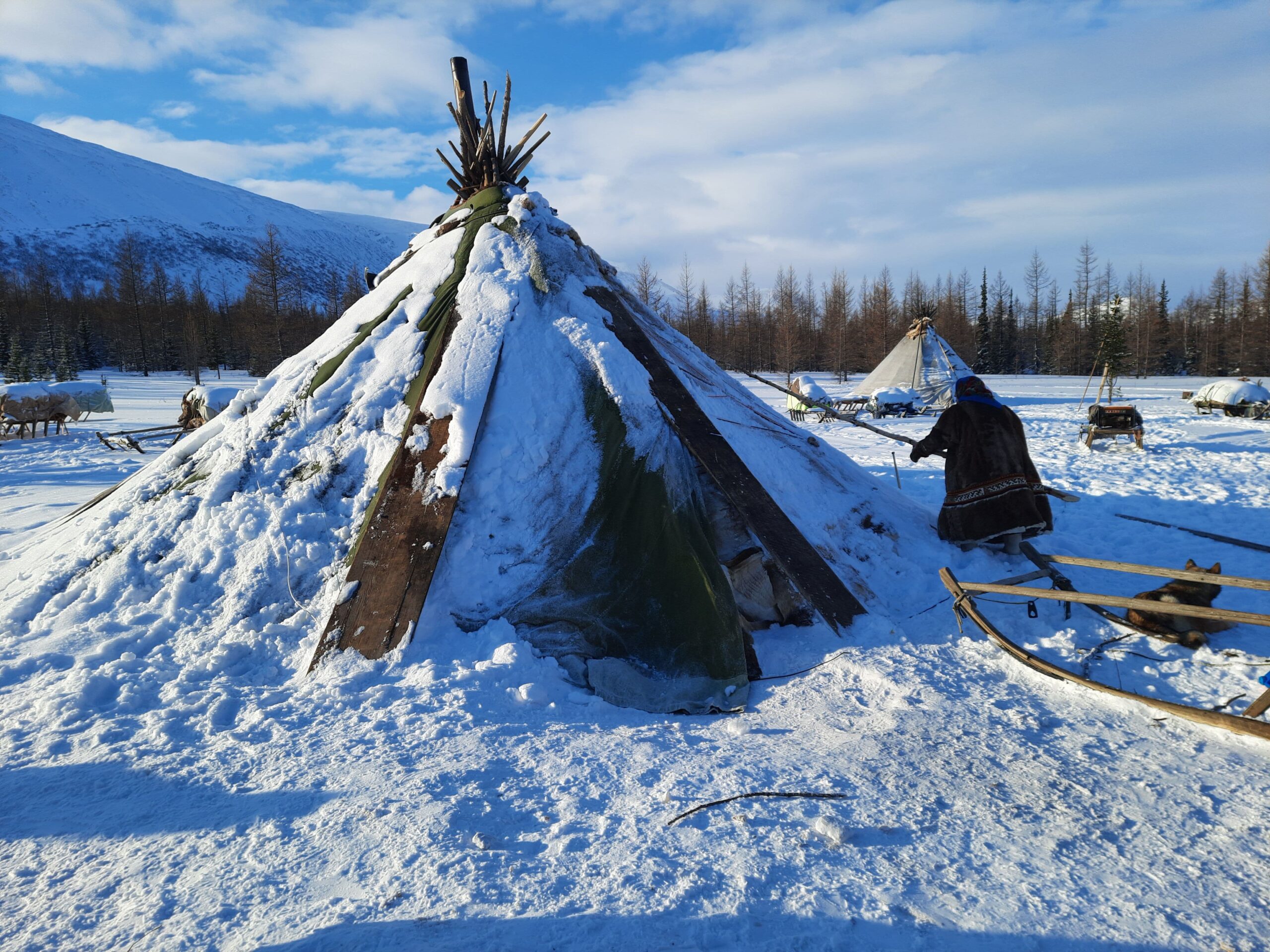 Entorno gélido y tiendas tradicionales en la tundra rusa durante la temporada invernal.