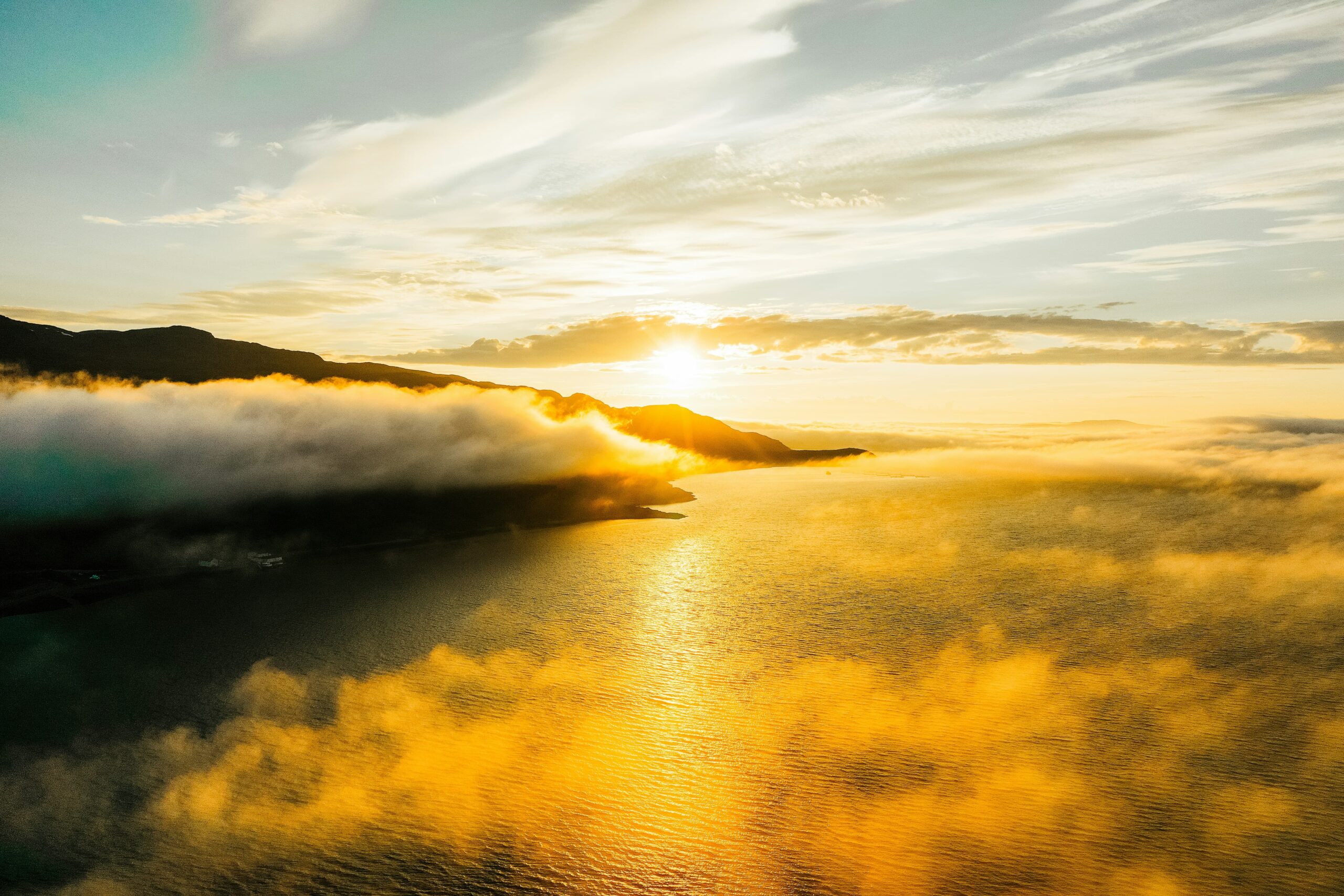 Paisaje costero ártico bañado por la luz perpetua del sol de medianoche en Noruega.