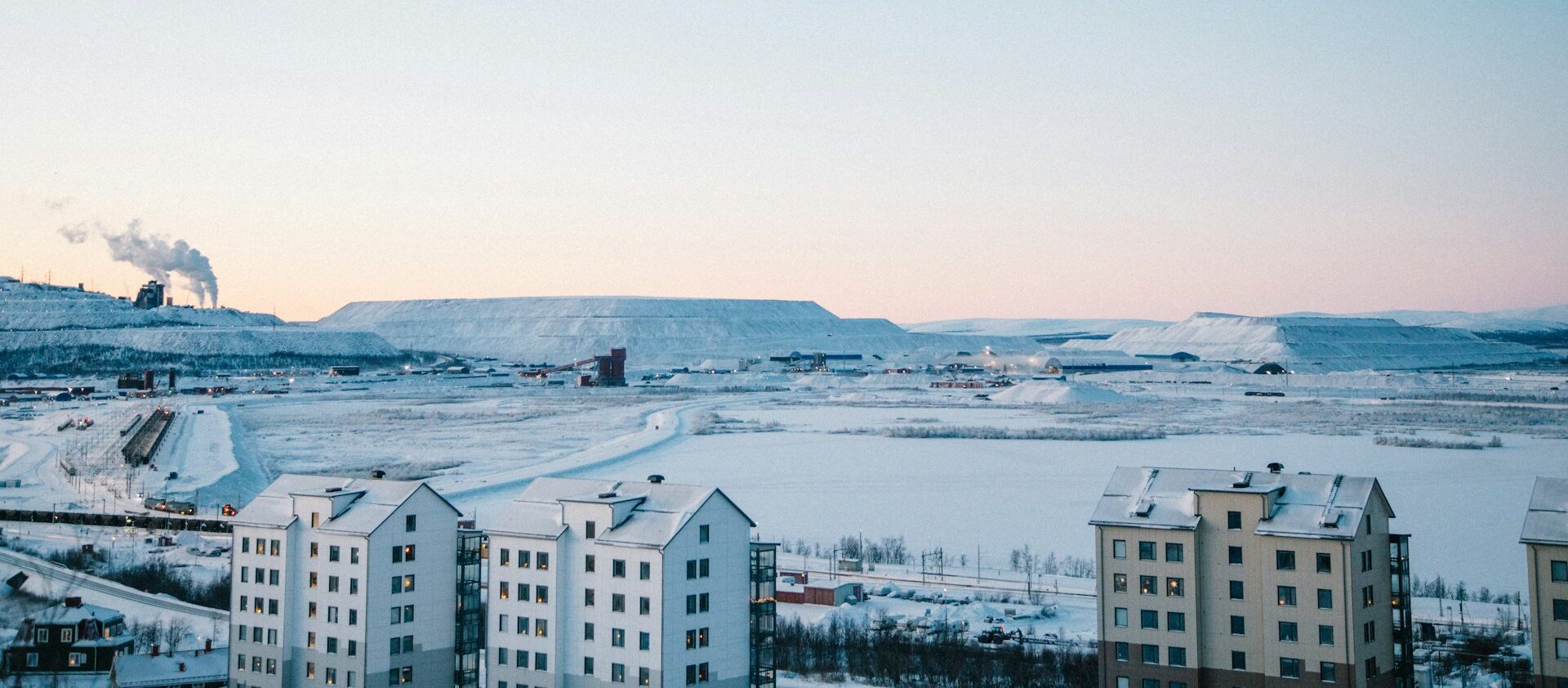 Vista invernal de Kiruna con la mina de hierro al fondo, Suecia